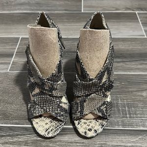 Micheal Kors Elena peep pumps